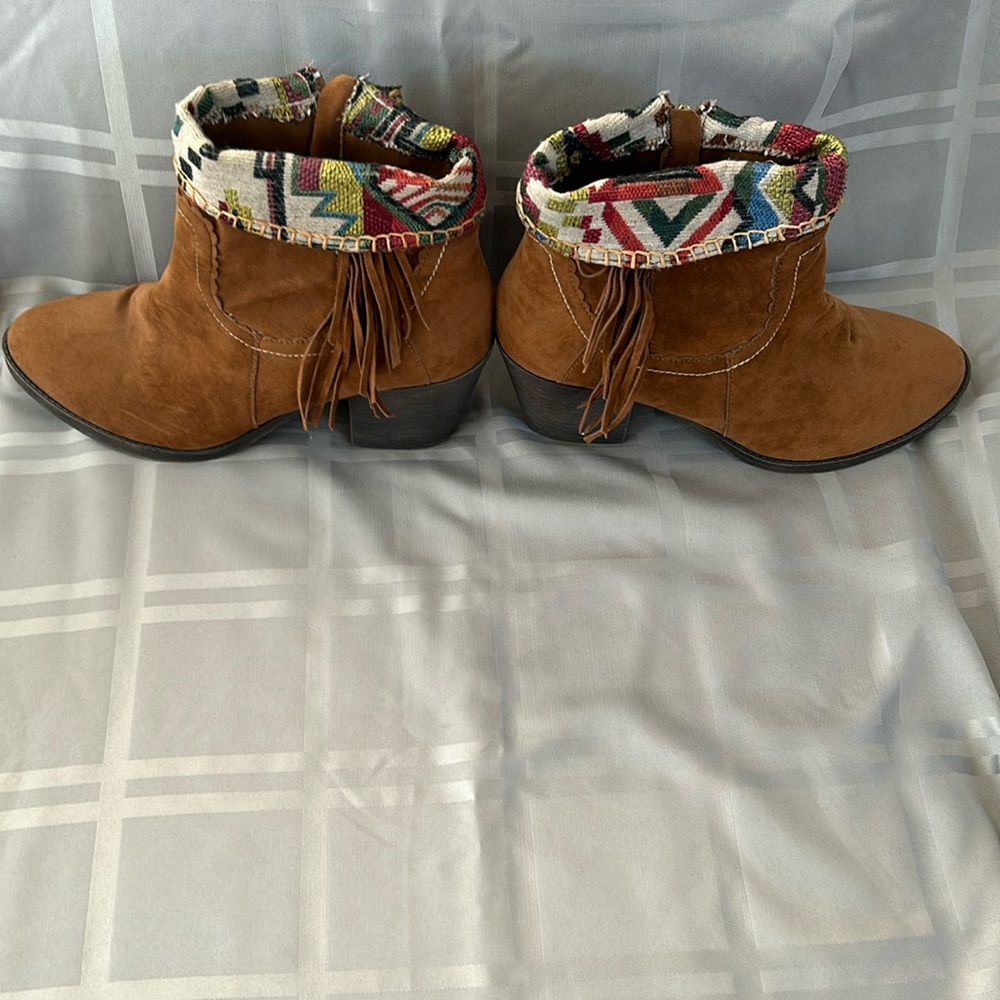 ❤️Zigisohn ankle boots. Super cute with a little heel